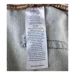 Jeans Faherty en lavado medio, exhibiendo su legendaria artesanía american