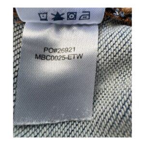 Jeans Faherty en lavado medio, exhibiendo su legendaria artesanía american