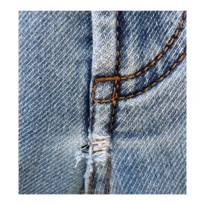 Jeans Faherty en lavado medio, exhibiendo su legendaria artesanía american