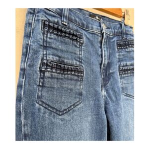 jeans flare inspiración setentas talla 25 en denim azul con bolsillos artesanales de 7 for All Mankind, silueta alargada y estilo atemporal