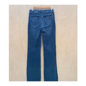 jeans flare inspiración setentas talla 25 en denim azul con bolsillos artesanales de 7 for All Mankind, silueta alargada y estilo atemporal