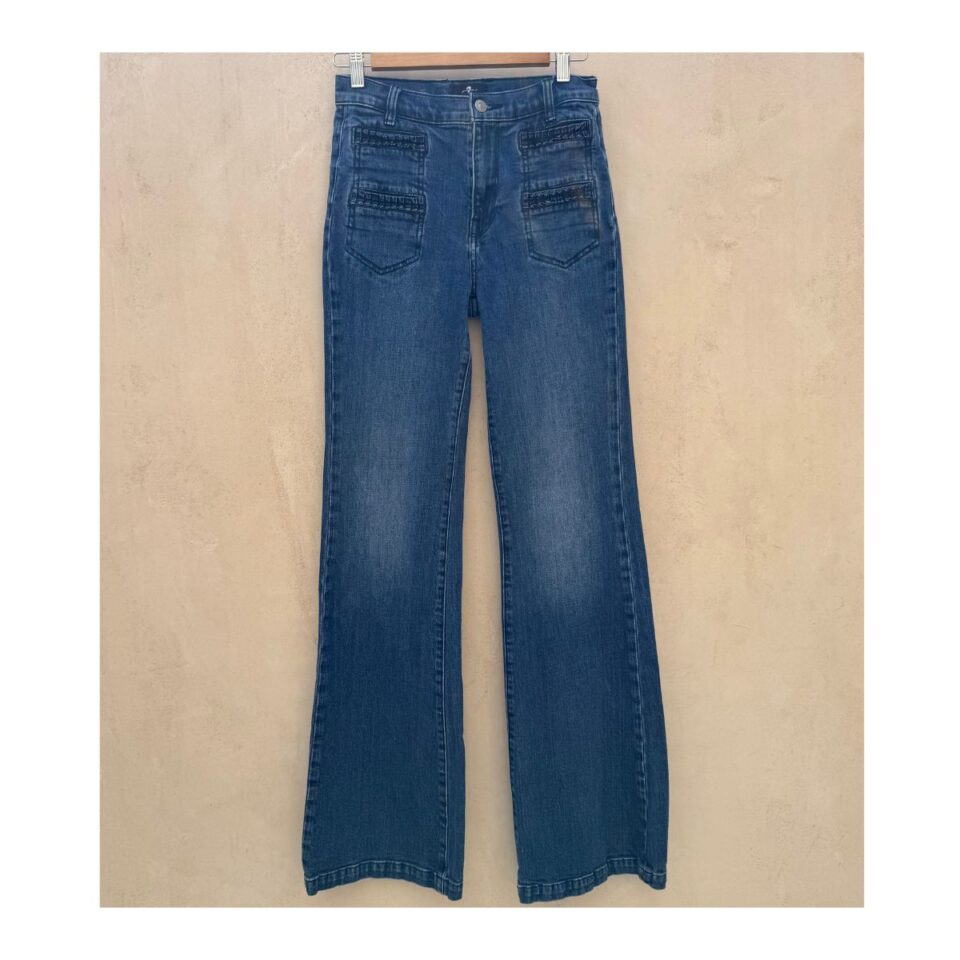 jeans flare inspiración setentas talla 25 en denim azul con bolsillos artesanales de 7 for All Mankind, silueta alargada y estilo atemporal