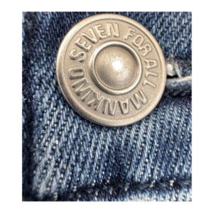 jeans flare inspiración setentas talla 25 en denim azul con bolsillos artesanales de 7 for All Mankind, silueta alargada y estilo atemporal