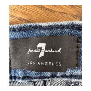 jeans flare inspiración setentas talla 25 en denim azul con bolsillos artesanales de 7 for All Mankind, silueta alargada y estilo atemporal