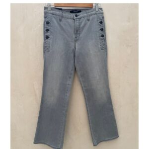 Jeans J Brand modelo Zion crop boot mid rise en denim gris nube, talla 28, diseño californiano minimalista y lujo refinado