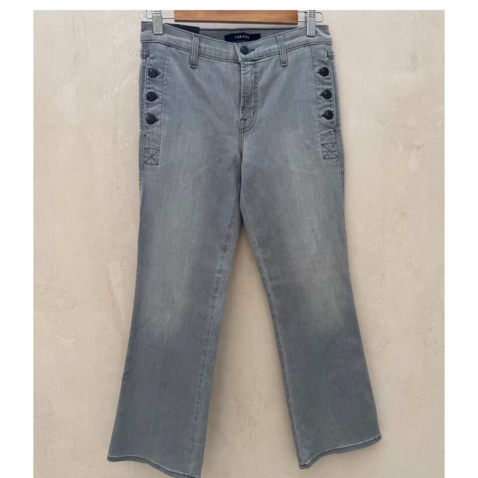 Jeans J Brand modelo Zion crop boot mid rise en denim gris nube, talla 28, diseño californiano minimalista y lujo refinado