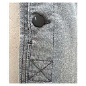 Jeans J Brand modelo Zion crop boot mid rise en denim gris nube, talla 28, diseño californiano minimalista y lujo refinado