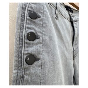 Jeans J Brand modelo Zion crop boot mid rise en denim gris nube, talla 28, diseño californiano minimalista y lujo refinado