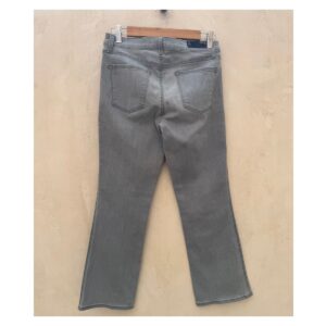 Jeans J Brand modelo Zion crop boot mid rise en denim gris nube, talla 28, diseño californiano minimalista y lujo refinado