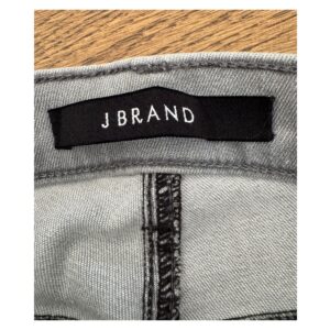 Jeans J Brand modelo Zion crop boot mid rise en denim gris nube, talla 28, diseño californiano minimalista y lujo refinado