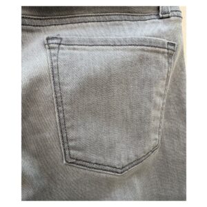 Jeans J Brand modelo Zion crop boot mid rise en denim gris nube, talla 28, diseño californiano minimalista y lujo refinado