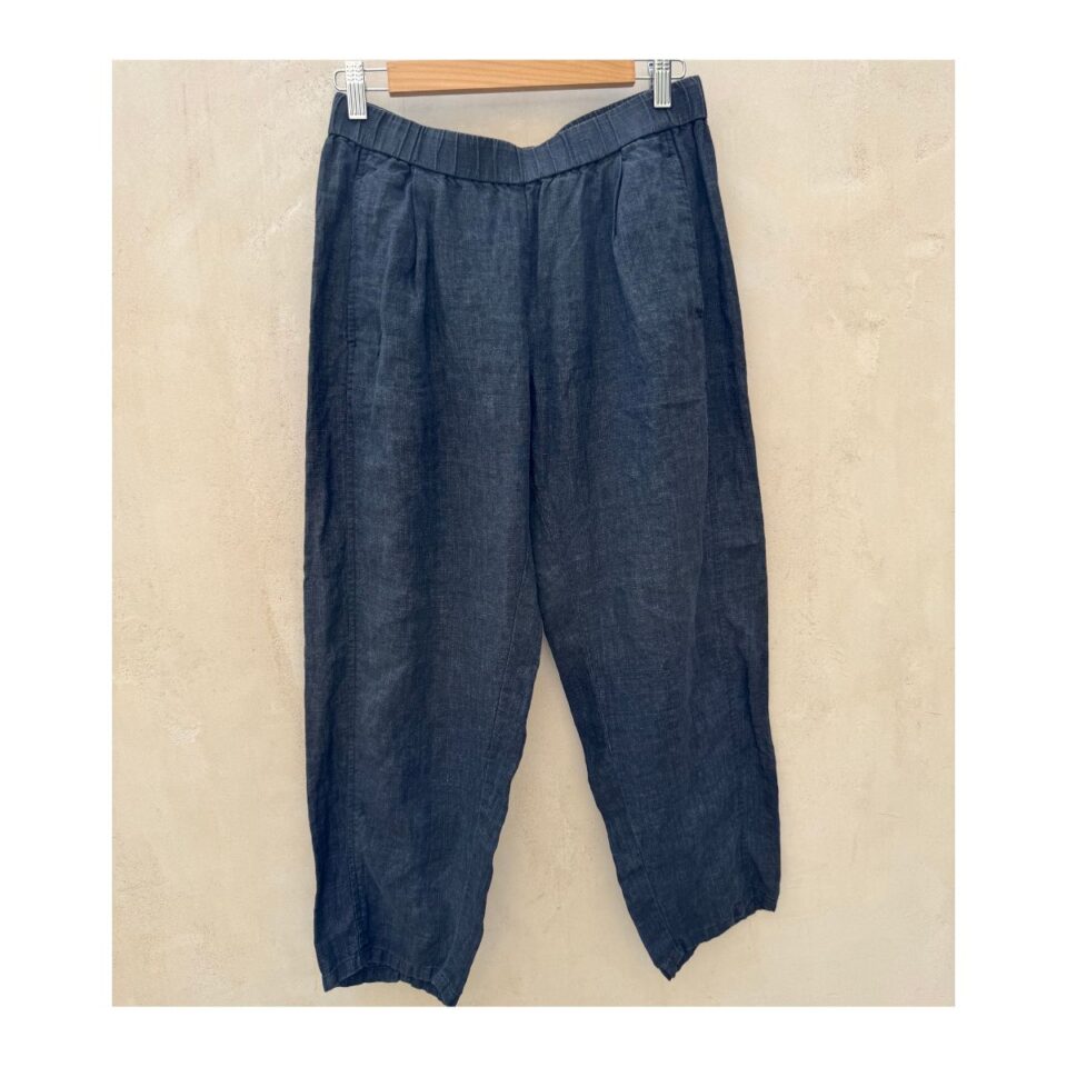 Organic linen wide-leg pant.pantalón ancho de lino orgánico gris sobre fondo neutro