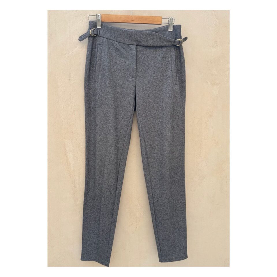 pantalón lana gris premium J. McLaughlin talla 2 colgado sobre fondo neutro