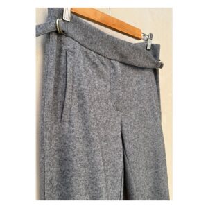 pantalón lana gris premium J. McLaughlin talla 2 colgado sobre fondo neutro