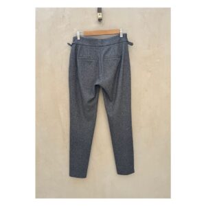 pantalón lana gris premium J. McLaughlin talla 2 colgado sobre fondo neutro