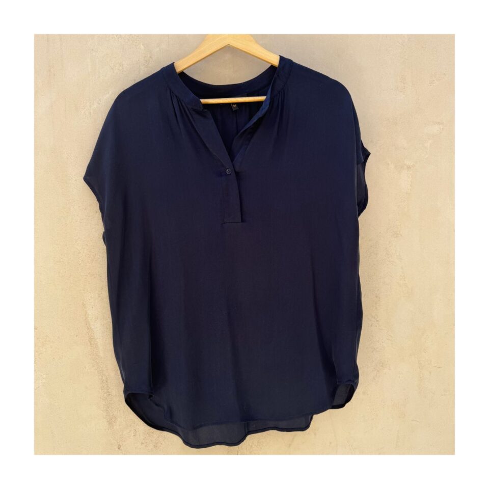 blusa de seda dolman fluida navy ideal para guardarropa cápsula