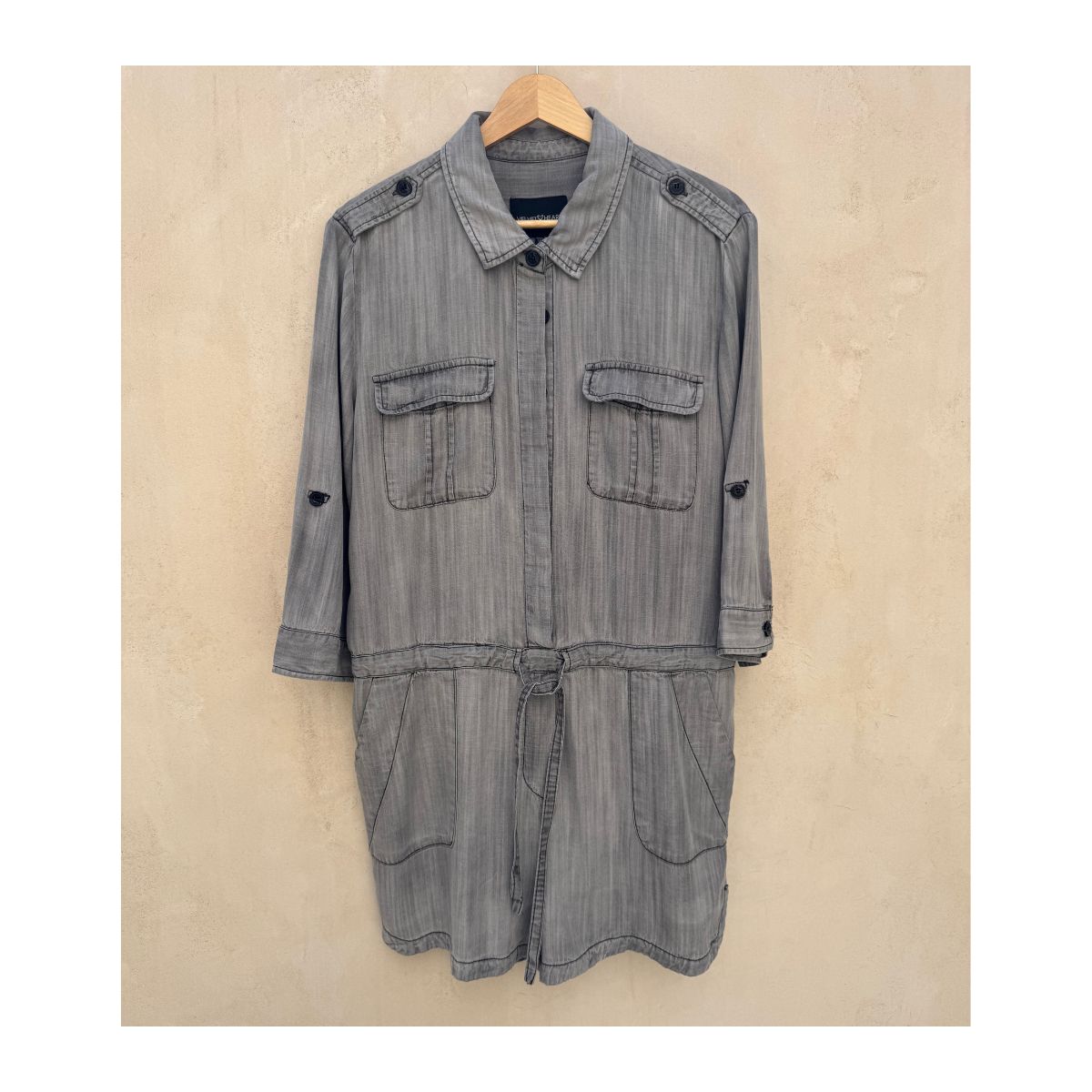 Romper de segunda mano utility gris vintage de Velvet Heart en 100 % Tencel, con cintura ajustable y fit relajado, talla M.ropa usada