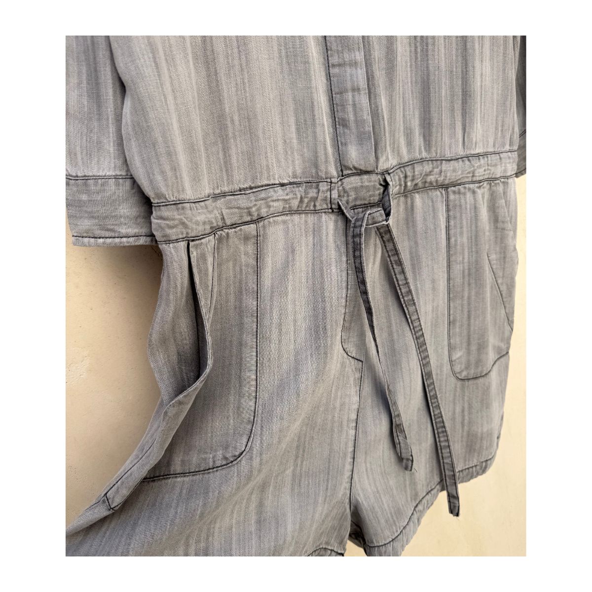 Romper de segunda mano utility gris vintage de Velvet Heart en 100 % Tencel, con cintura ajustable y fit relajado, talla M.ropa usada