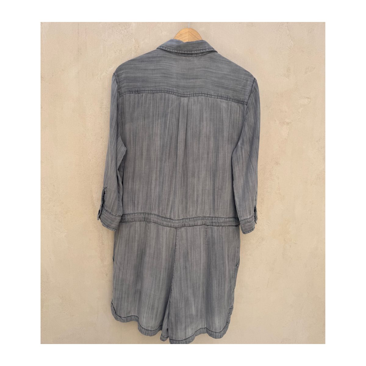 Romper de segunda mano utility gris vintage de Velvet Heart en 100 % Tencel, con cintura ajustable y fit relajado, talla M.ropa usada