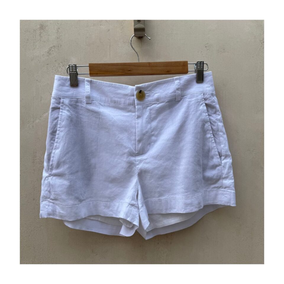 Shorts Vince en lino blanco con corte clásico minimalista, doble botonadura, bolsillos parche y forro de algodón – talla 2