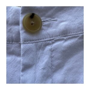 Shorts Vince en lino blanco con corte clásico minimalista, doble botonadura, bolsillos parche y forro de algodón – talla 2