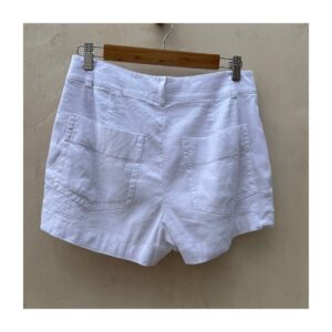 Shorts Vince en lino blanco con corte clásico minimalista, doble botonadura, bolsillos parche y forro de algodón – talla 2