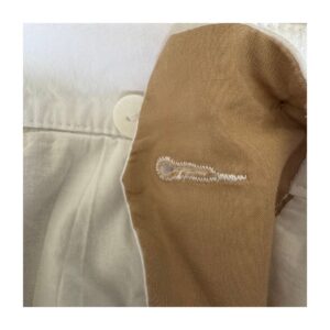 Shorts Vince en lino blanco con corte clásico minimalista, doble botonadura, bolsillos parche y forro de algodón – talla 2