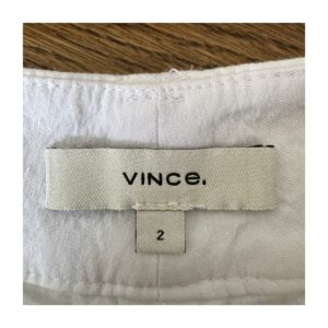 Shorts Vince en lino blanco con corte clásico minimalista, doble botonadura, bolsillos parche y forro de algodón – talla 2