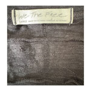 T‑Shirt Free People Sundance (OB921823) negro vintage con cuello en V profundo, raw edge y textura slub – talla L