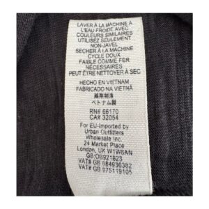 T‑Shirt Free People Sundance (OB921823) negro vintage con cuello en V profundo, raw edge y textura slub – talla L