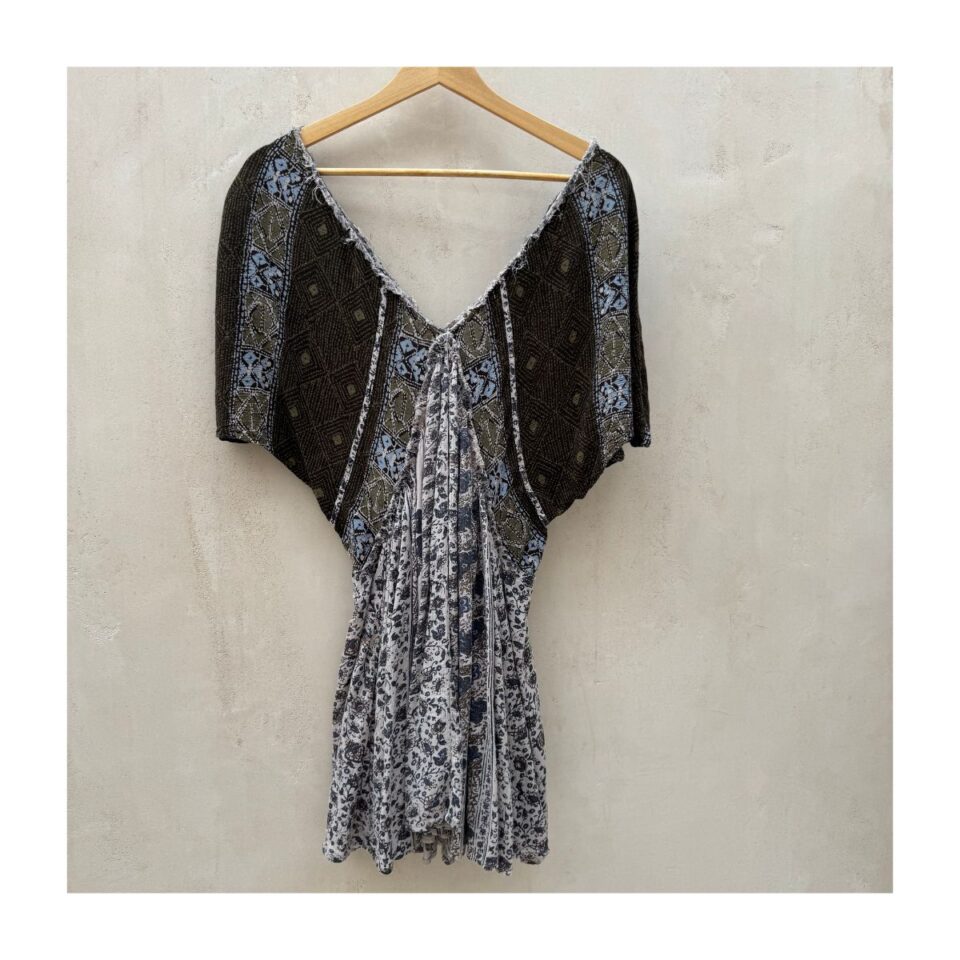 Vestido boho Free People hecho en India, estampado étnico en negro y azul, falda gris floral, escote en V y mangas fluidas, talla XS