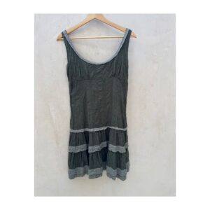 vestido bordado olive de Free People con volantes tiered y encaje gris, talla S. ropa usada de segunda mano