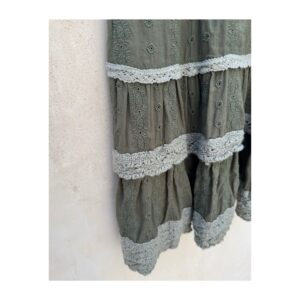 vestido bordado olive de Free People con volantes tiered y encaje gris, talla S. ropa usada de segunda mano