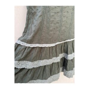 vestido bordado olive de Free People con volantes tiered y encaje gris, talla S. ropa usada de segunda mano