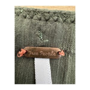 vestido bordado olive de Free People con volantes tiered y encaje gris, talla S. ropa usada de segunda mano