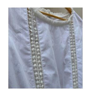 vestido encaje blanco mini con cintura smock, encaje vertical y flecos delicados de la marca After/Before