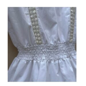 vestido encaje blanco mini con cintura smock, encaje vertical y flecos delicados de la marca After/Before