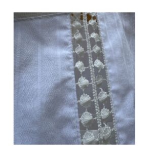 vestido encaje blanco mini con cintura smock, encaje vertical y flecos delicados de la marca After/Before