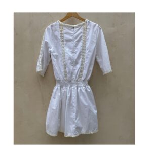 vestido encaje blanco mini con cintura smock, encaje vertical y flecos delicados de la marca After/Before