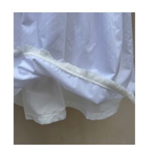 vestido encaje blanco mini con cintura smock, encaje vertical y flecos delicados de la marca After/Before