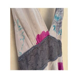 Vestido Free People con bordado gris y estampado floral tipo pincelada en algodón.