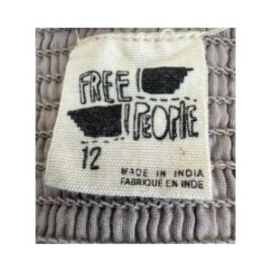 Vestido Free People con bordado gris y estampado floral tipo pincelada en algodón.