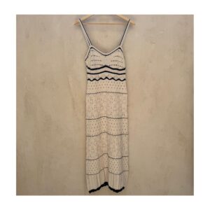 Vestido largo de punto artesanal blanco con ribetes negros, talla S