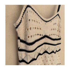 Vestido largo de punto artesanal blanco con ribetes negros, talla S