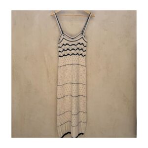 Vestido largo de punto artesanal blanco con ribetes negros, talla S