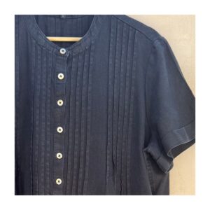 Detalle pliegues y botones nacarados vestido Quince