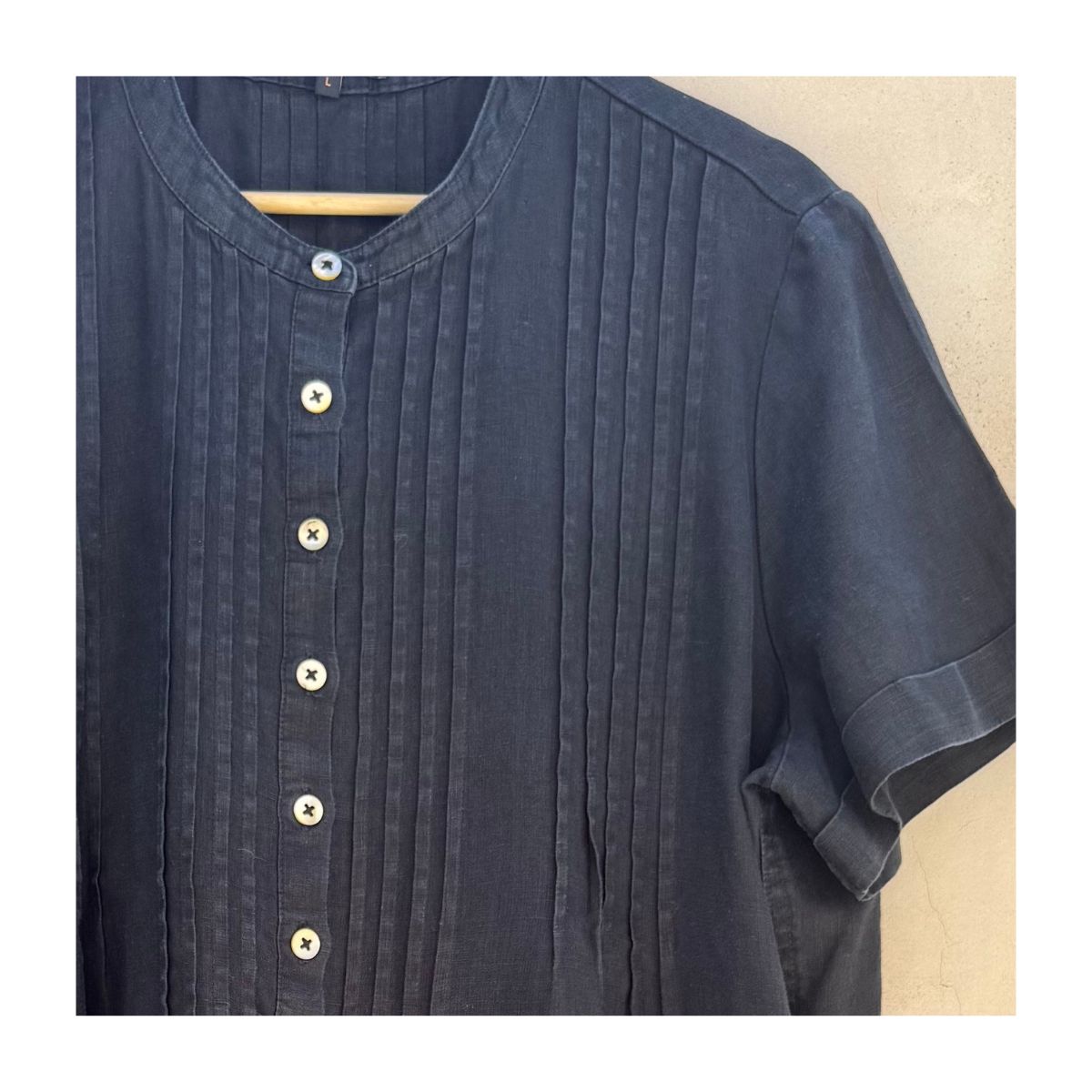 Detalle pliegues y botones nacarados vestido Quince