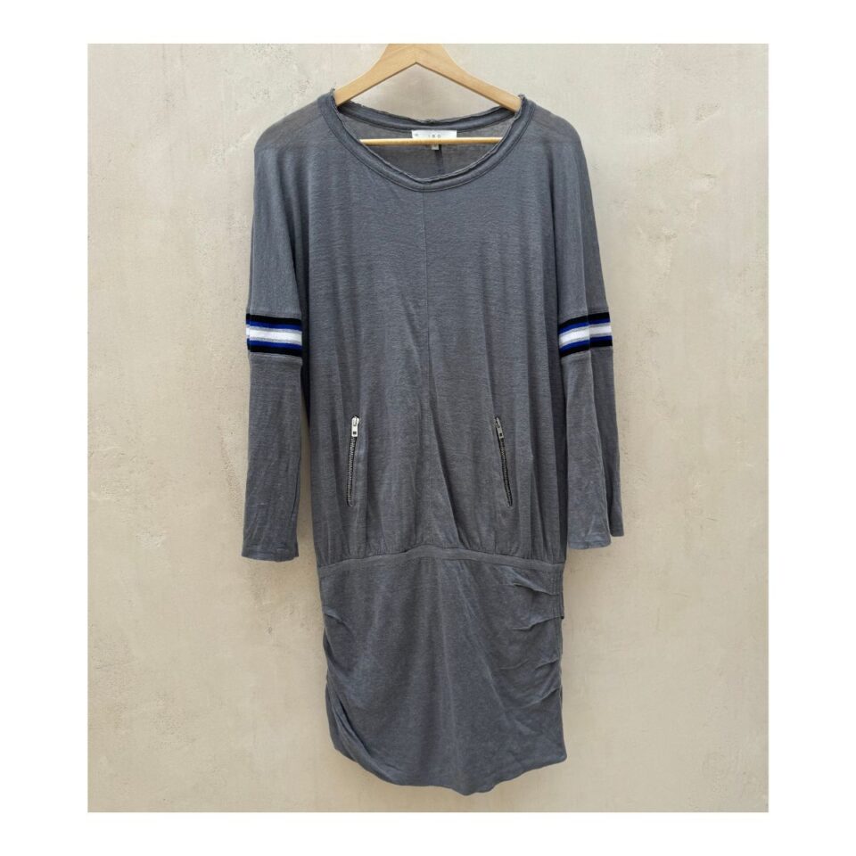 Vestido IRO modelo Romey color gris medio con franjas deportivas azul, blanco y negro en las mangas, detalle de cremalleras frontales y drapeado lateral, en lino 100 %.