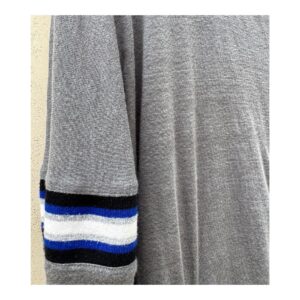 Vestido IRO modelo Romey color gris medio con franjas deportivas azul, blanco y negro en las mangas, detalle de cremalleras frontales y drapeado lateral, en lino 100 %.