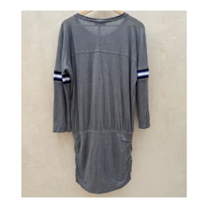 Vestido IRO modelo Romey color gris medio con franjas deportivas azul, blanco y negro en las mangas, detalle de cremalleras frontales y drapeado lateral, en lino 100 %.